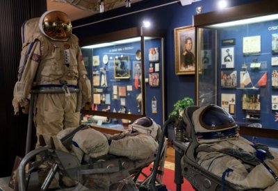 نجاح رائدا فضاء بالسير في الفضاء استعدادًا لوصول مختبر روسي