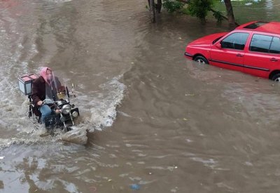 الأمطار تضرب مصر بقسوة وتخلف قتلى.. "ممنوع الخروج من المنزل"