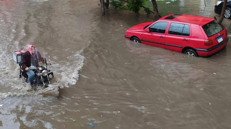 الأمطار تضرب مصر بقسوة وتخلف قتلى.. "ممنوع الخروج من المنزل"
