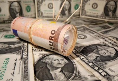 الدولار يتراجع لأدنى مستوياته في 30 شهراً على خلفية لقاحات كورونا