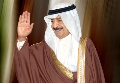 مضى خليفة والدنيا تشيم به