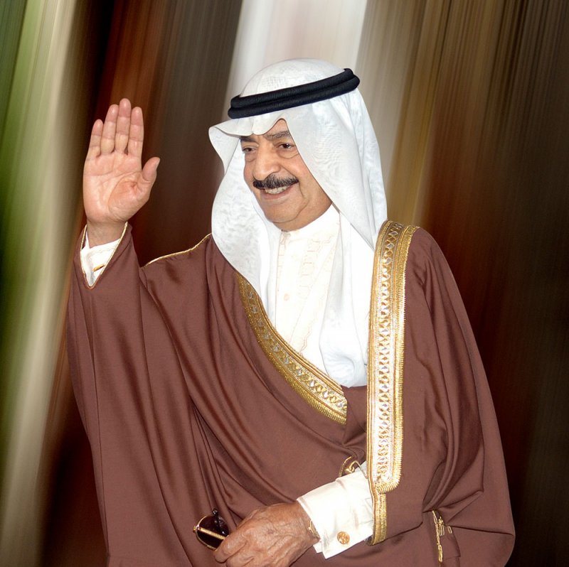 مضى خليفة والدنيا تشيم به