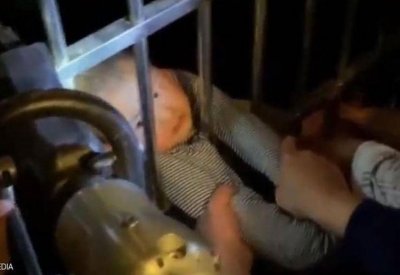 طفل يسقط من الطابق الـ13 وينجو.. فيديو لمعجزة تحبس الأنفاس