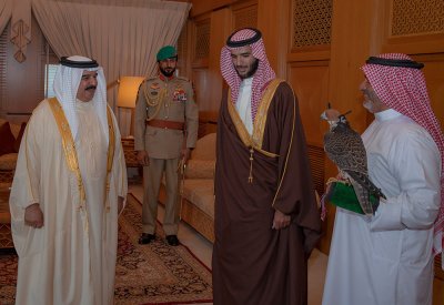 جلالة الملك المفدى يستقبل الشيخ خالد بن خليفة بن أحمد آل خليفة