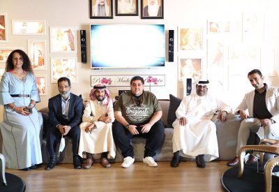 مجموعة من الفنانين والإعلاميين يزورون "مون لايت جاليري"
