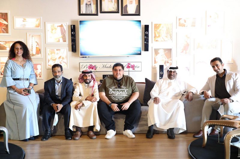 مجموعة من الفنانين والإعلاميين يزورون "مون لايت جاليري"