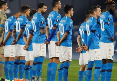 كلنا مارادونا.. لاعبو نابولي يرتدون القميص 10 في يوروبا ليغ