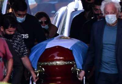 دفن مارادونا بجوار والديه