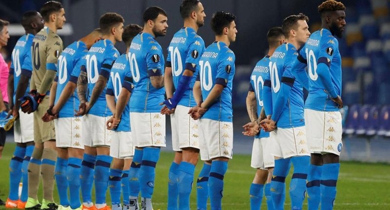 كلنا مارادونا.. لاعبو نابولي يرتدون القميص 10 في يوروبا ليغ