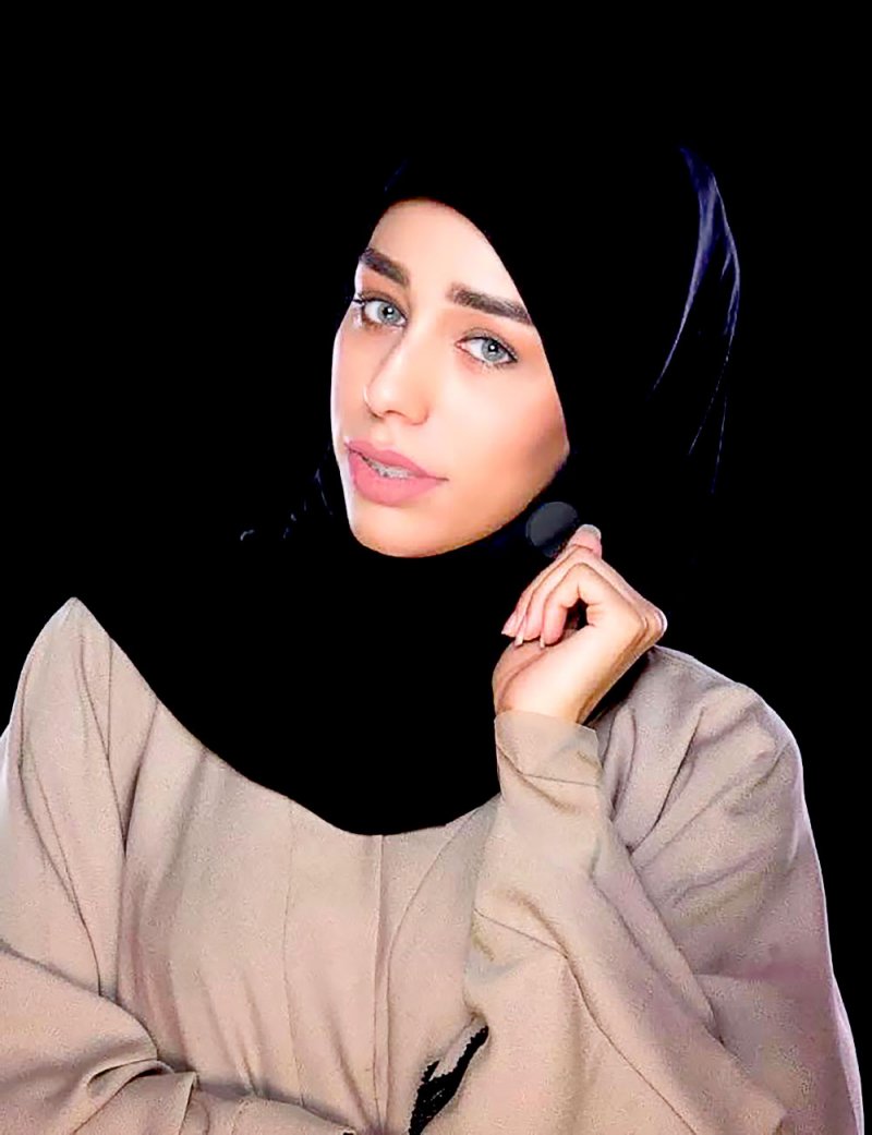 الفنانة فاطمة حسن: الفحم الداكن يعطي لوحاتي نظرة فنية مميزة