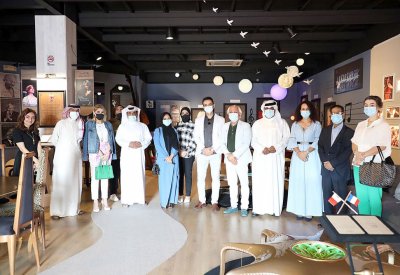 مجموعة من الفنانين والإعلاميين يزورون “مون لايت جاليري”