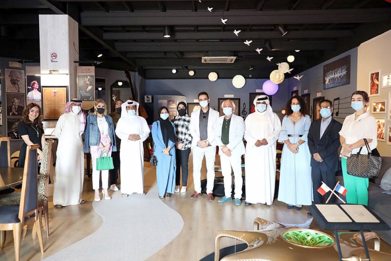 مجموعة من الفنانين والإعلاميين يزورون “مون لايت جاليري”