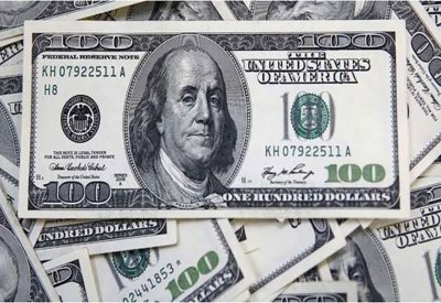 الدولار يتراجع الى أدنى مستوى له منذ عامين