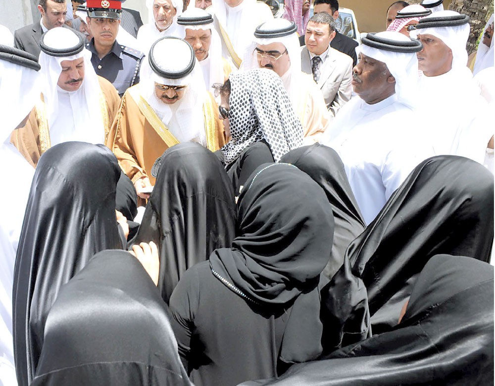 سموه مستمعا لاحتياجات الأهالي لدى زيارته قرية جنوسان