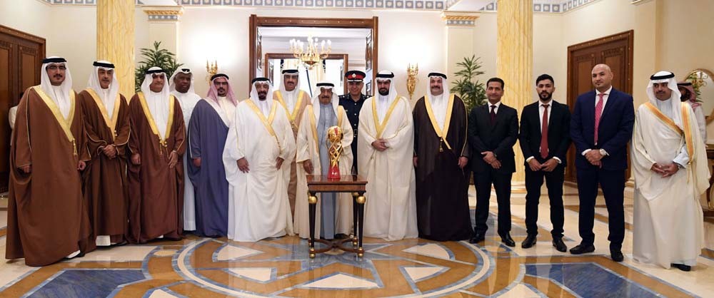 سمو الأمير متوسطا مجلس إدارة نادي المحرق