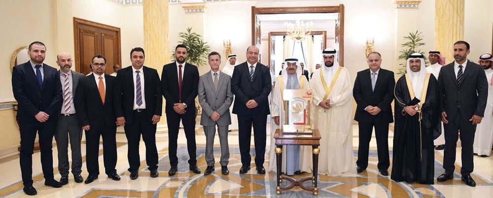 سمو الأمير متوسطا مجلس إدارة نادي المنامة