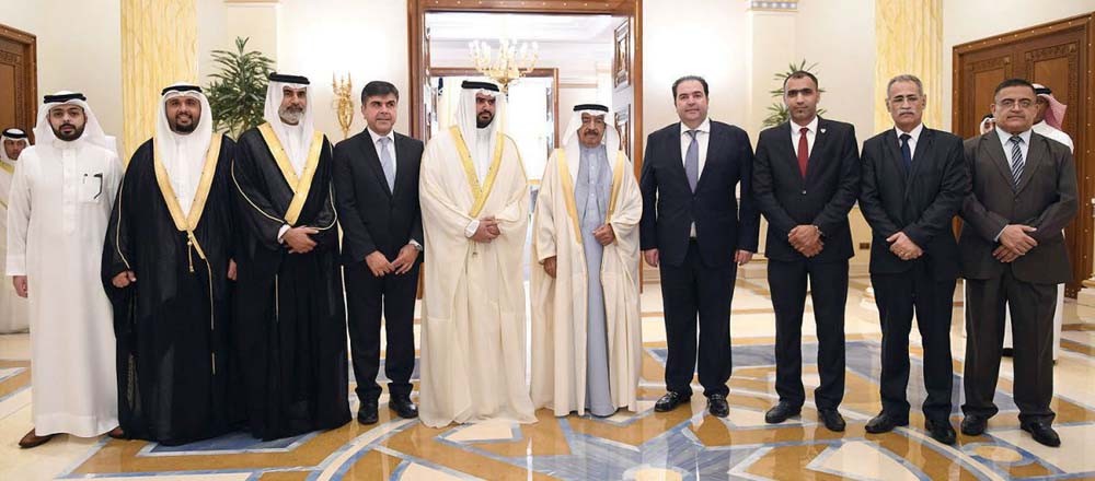 سمو الأمير متوسطا مجلس إدارة نادي المحرق