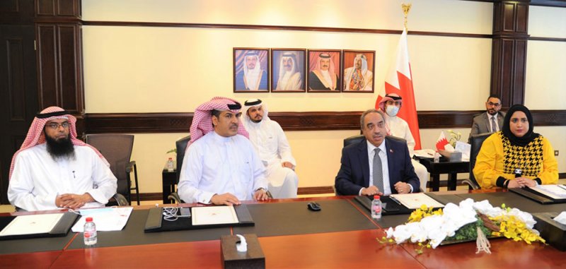وزير الأشغال يبحث احتياجات ثامنة المحرق مع النائب الذوادي