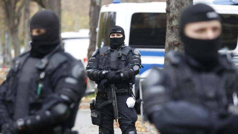 ألمانيا.. قتيلان وإصابات خطيرة في حادث دهس على طريق للمشاة