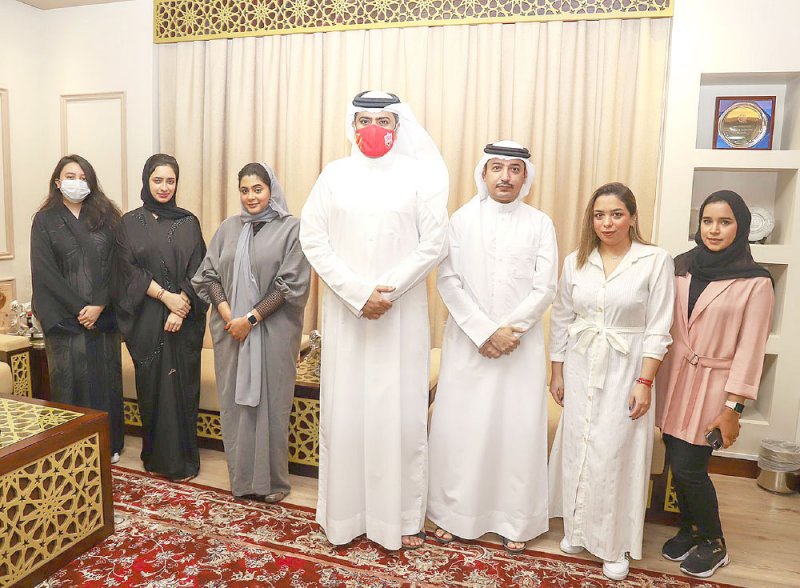 اتحاد الكرة يكرم موظفاته
