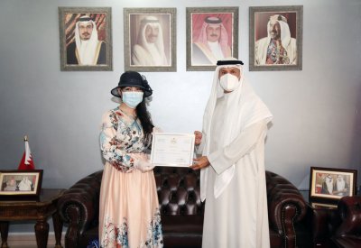 محافظ العاصمة يكرم سائحة صينية لتطوعها في تنظيف أحد السواحل