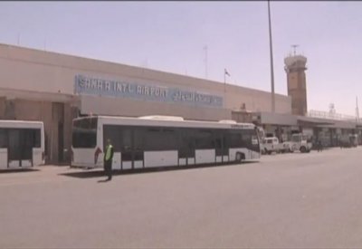 الإرياني: انفجار مخازن أسلحة للحوثيين في مطار صنعاء