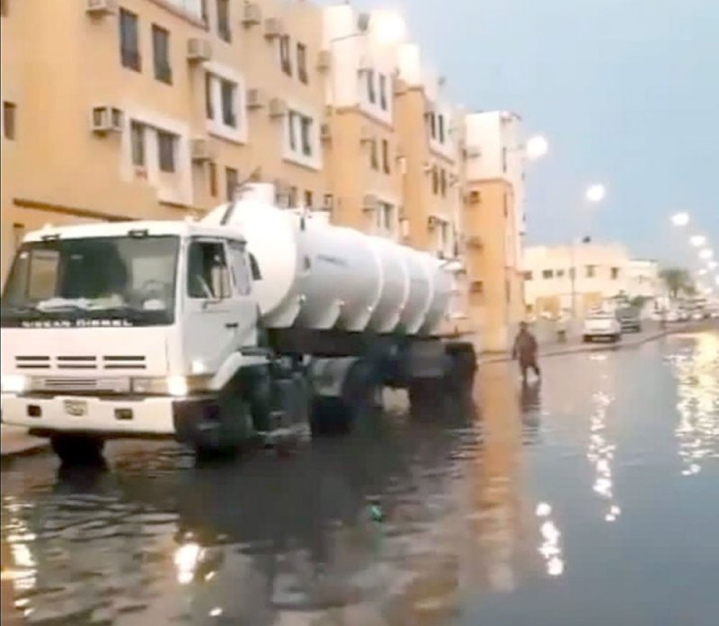 فيضانات الأمطار تهدّد قاطني بيوت مدينة عيسى