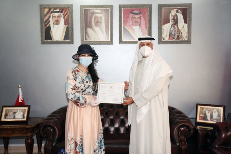 محافظ العاصمة يكرم سائحة صينية لتطوعها في تنظيف أحد السواحل
