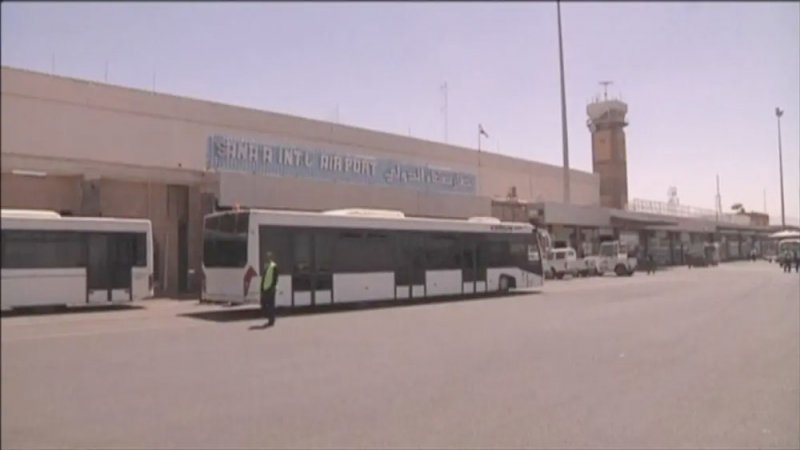 الإرياني: انفجار مخازن أسلحة للحوثيين في مطار صنعاء