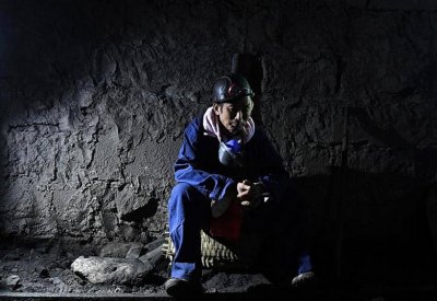 وفيات وعالقون في منجم للفحم بالصين بعد تسرب للغاز