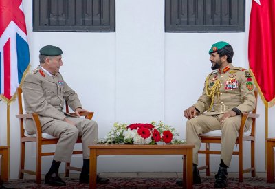 ناصر بن حمد يستقبل رئيس أركان القوات المسلحة البريطانية
