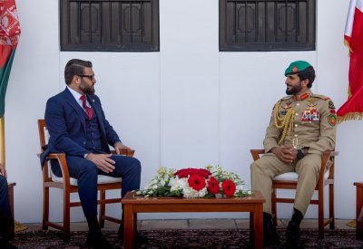ناصر بن حمد يستقبل مستشار الأمن الوطني بجمهورية أفغانستان