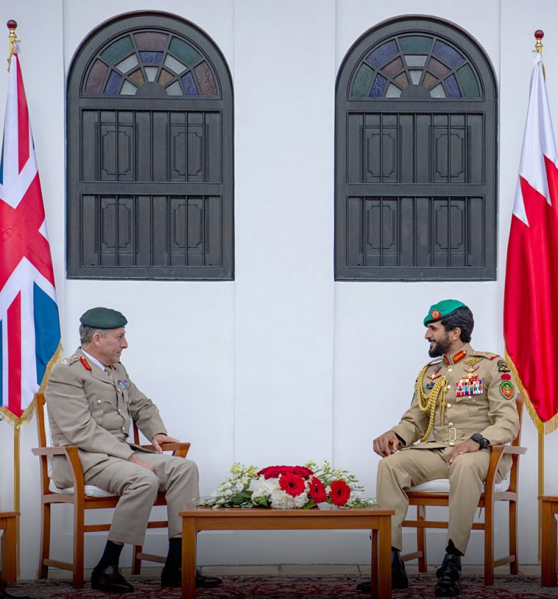 ناصر بن حمد يستقبل رئيس أركان القوات المسلحة البريطانية