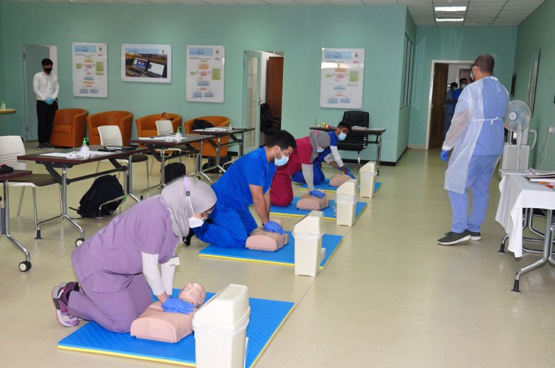 جامعة الخليج العربي تدشن ورشة الإنعاش القلبي المتقدم للحالات الطارئة