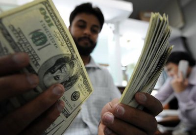 الدولار قرب أدنى مستوى في عامين ونصف.. والإسترليني يهبط 1%