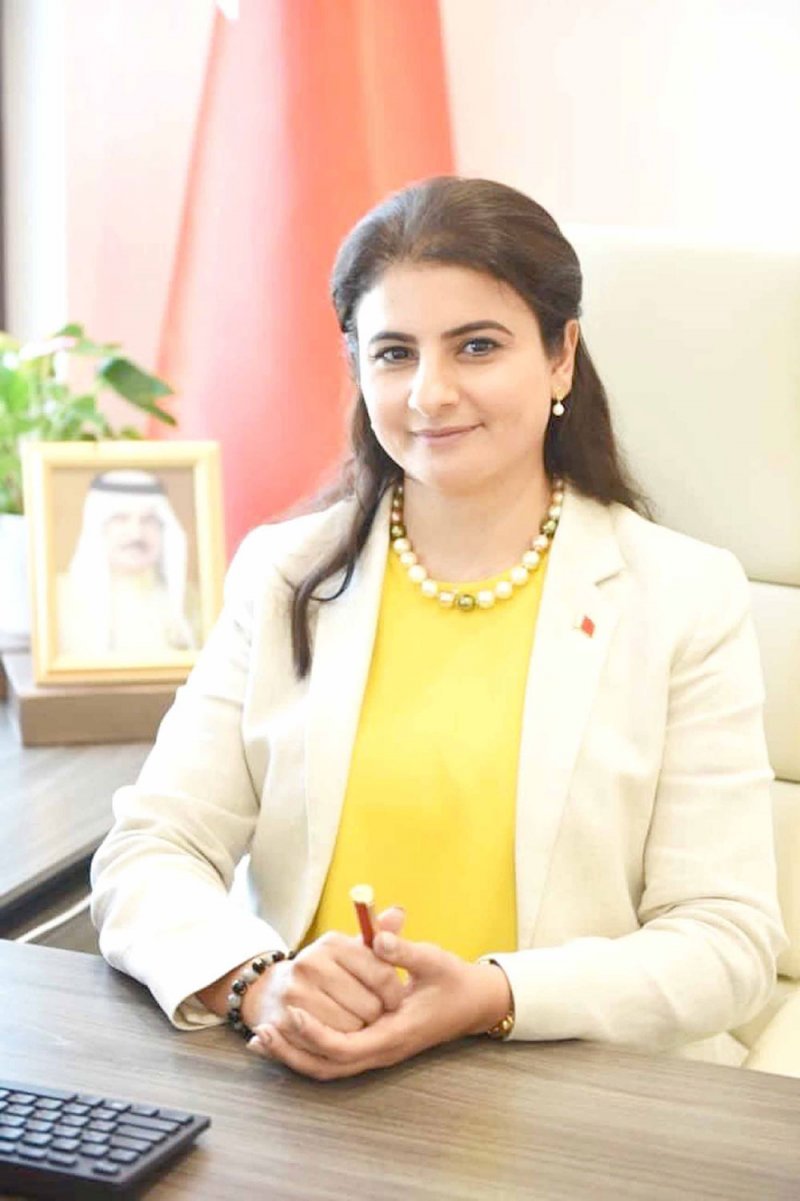 سوسن توقع تشريعا لمنع إعلانات أعمدة الإنارة.. وهذه معايير البلديات