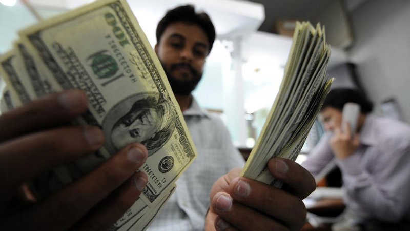 الدولار قرب أدنى مستوى في عامين ونصف.. والإسترليني يهبط 1%