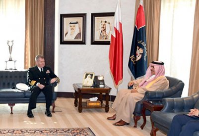 وزير الداخلية يلتقي قائد الأسطول الخامس ويشيد بالشراكة الاستراتيجية مع الولايات المتحدة