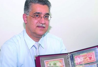 حافظ عبدالغفار: زار 42 بلداً ويقتني 30 ألبوماً لعملات العالم