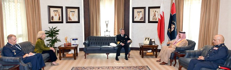 وزير الداخلية يلتقي قائد الأسطول الخامس ويشيد بالشراكة الاستراتيجية مع الولايات المتحدة