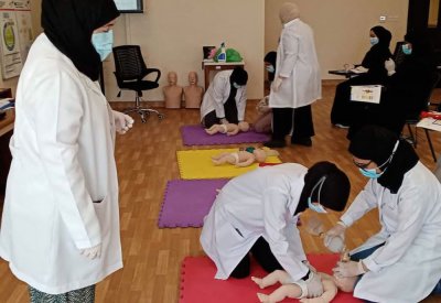 طلبة التمريض بجامعة البحرين يتدربون على الإنعاش القلبي الرئوي الأساسي