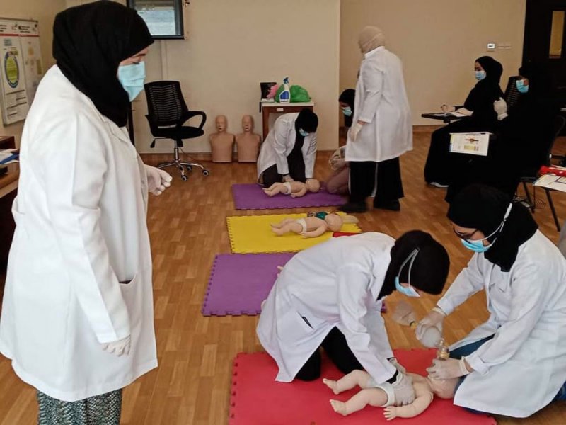 طلبة التمريض بجامعة البحرين يتدربون على الإنعاش القلبي الرئوي الأساسي