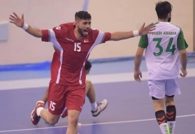 سيد علي باسم يقترب من يد النجمة