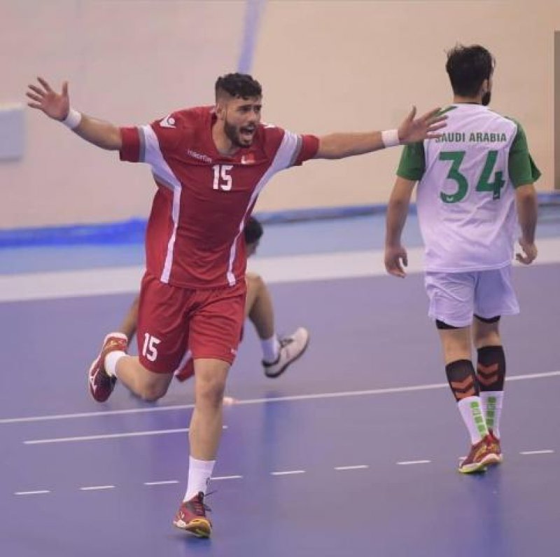 سيد علي باسم يقترب من يد النجمة