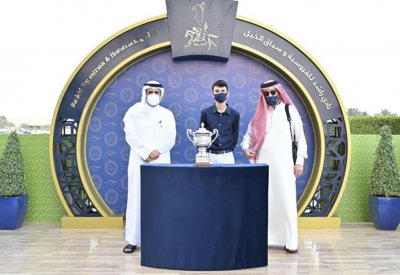 وزير الإعلام يتوج الفائز بسباق كأس العيد الوطني في ‏نادي راشد للفروسية