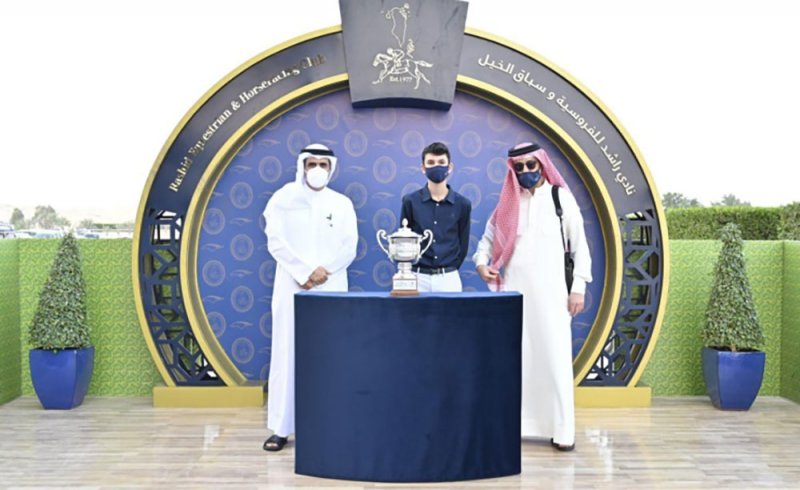 وزير الإعلام يتوج الفائز بسباق كأس العيد الوطني في ‏نادي راشد للفروسية