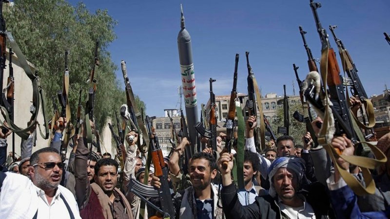 استنكار وتنديد.. قذيفة حوثية تقتل لاعباً معروفاً ونجله