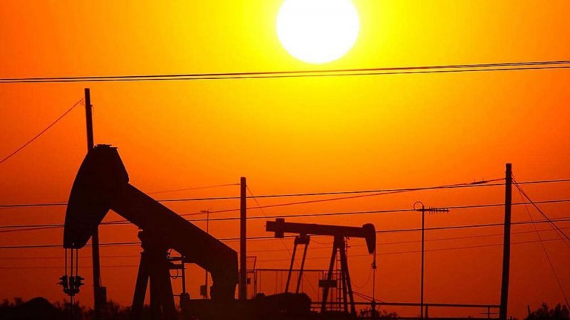بعد اللقاحات.. النفط ينتعش ويكسر حاجز الـ50 دولارا