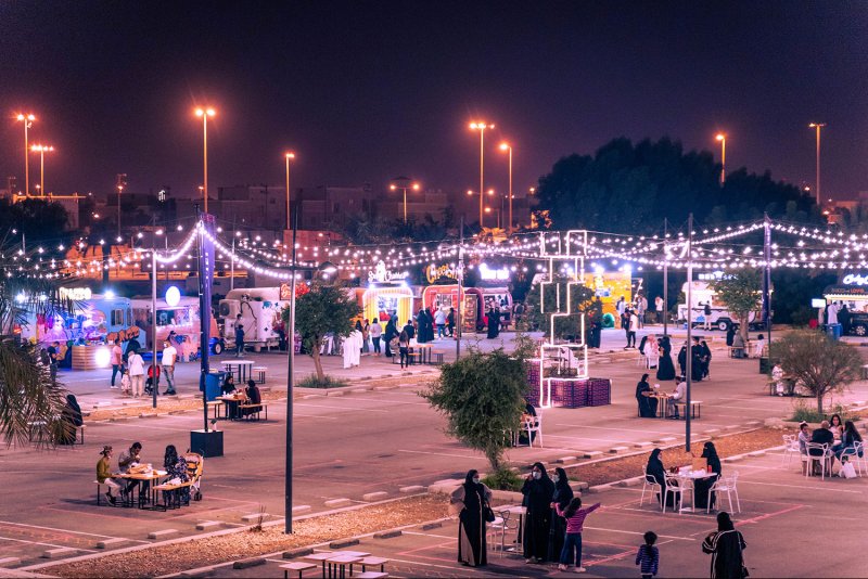 السياحة: (ضاحية عربات الطعام) تحقق إقبالاً جماهيرياً فاق الـ 160 ألف زائر