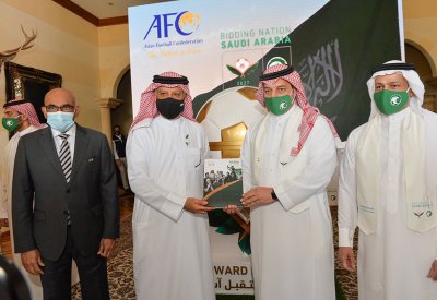 رئيس الإتحاد الآسيوي لكرة القدم يتسلم ملف السعودية لاستضافة كأس آسيا 2027